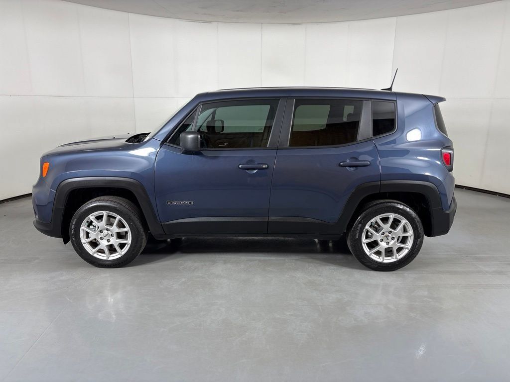 Used 2023 Jeep Renegade Latitude AWD/4WD image 5