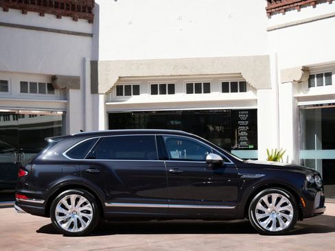 Used 2025 Bentley Bentayga Extended Wheelbase image 5