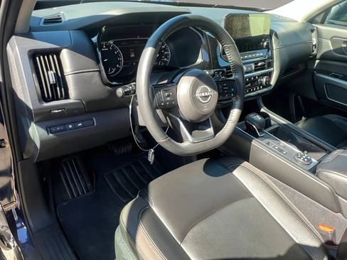 Used 2023 Nissan Pathfinder SL w/ Black Appearance Package AWD/4WD image 16