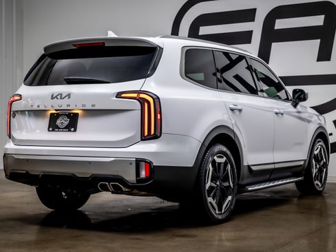 Used 2023 Kia Telluride EX w/ EX Captain's Chair Package FWD image 30