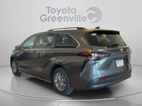 Certified 2025 Toyota Sienna XLE FWD image 4