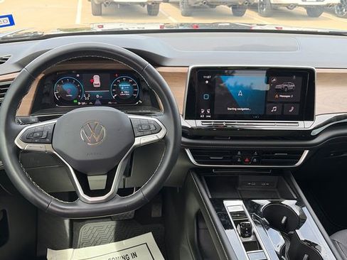 Used 2024 Volkswagen Atlas SE w/ Panoramic Sunroof Package FWD image 13