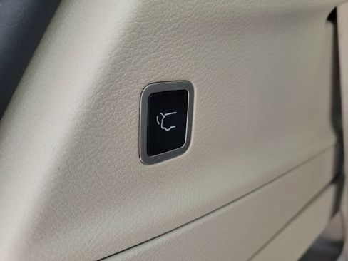Used 2023 Chrysler Voyager LX FWD image 10