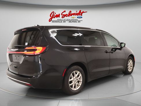 Used 2025 Chrysler Pacifica Select FWD image 6