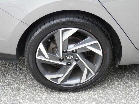 Used 2025 Hyundai Elantra SEL FWD image 11