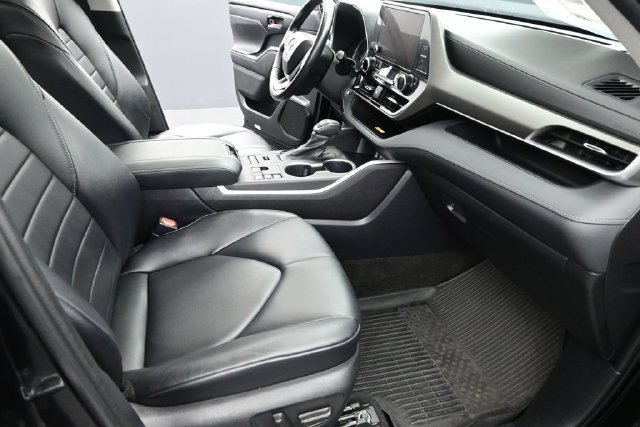 Used 2023 Toyota Highlander XLE AWD/4WD image 23