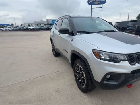 Used 2025 Jeep Compass Trailhawk w/ Trailer Tow Group AWD/4WD image 2