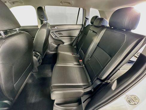 Used 2018 Volkswagen Tiguan SE AWD/4WD image 32