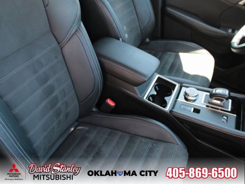 Used 2023 Mitsubishi Outlander SE image 8