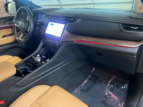 Used 2025 Jeep Grand Cherokee Summit AWD/4WD image 18