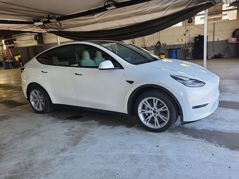 Used 2023 Tesla Model Y Long Range AWD/4WD image 2
