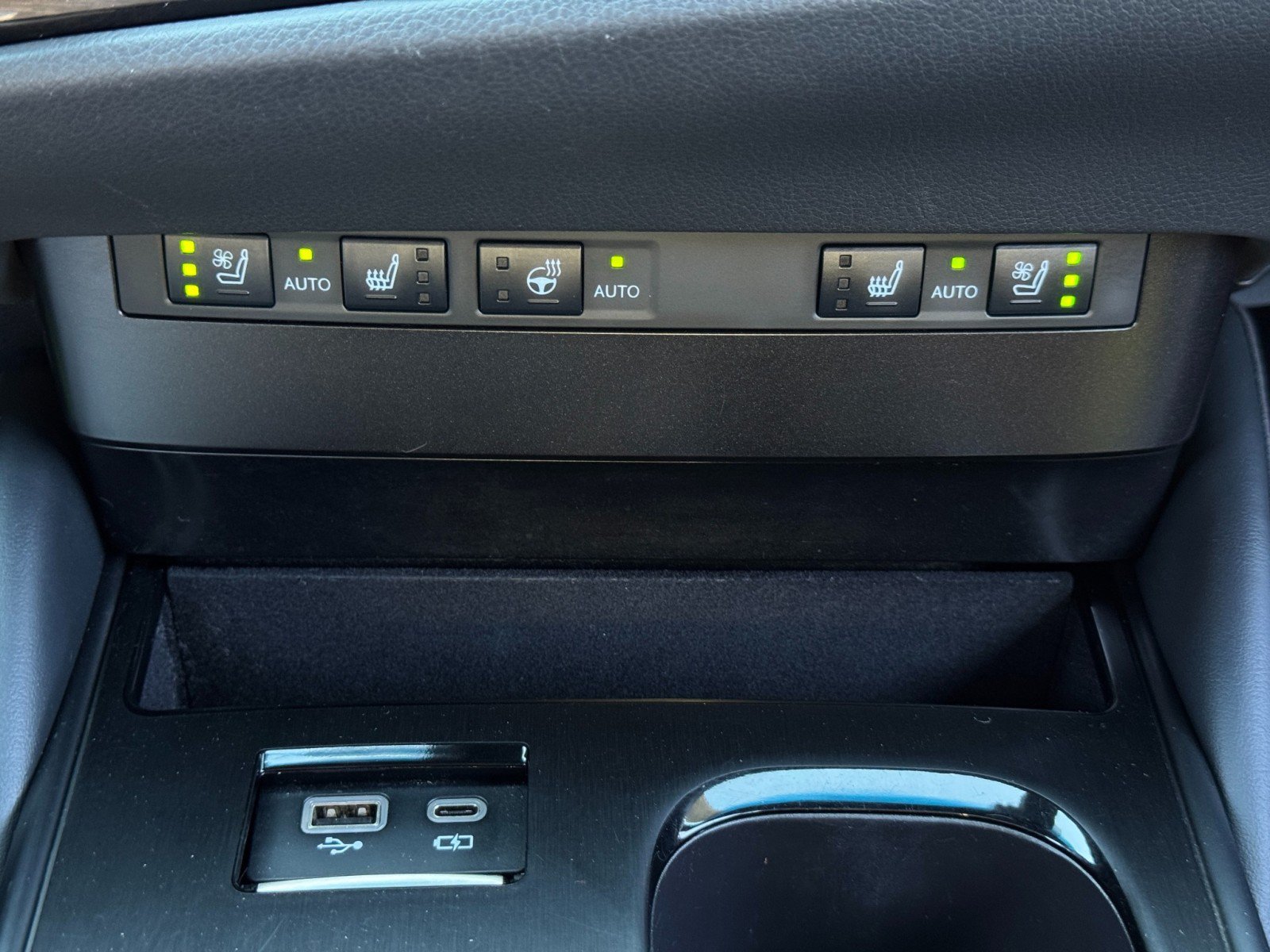 Used 2024 Lexus ES 300h w/ Premium Package FWD image 33