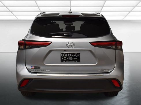 Used 2020 Toyota Highlander XLE AWD/4WD image 11