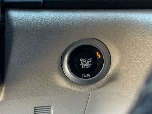 Used 2023 Chrysler Pacifica Touring-L image 31