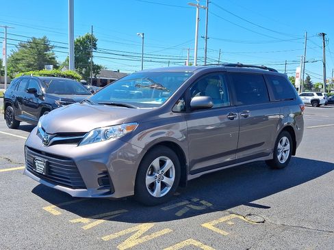 Used 2020 Toyota Sienna LE FWD image 3