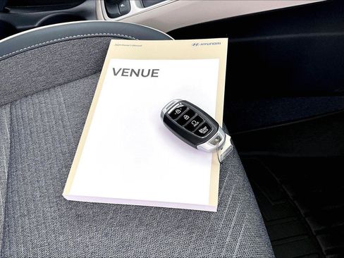 Used 2024 Hyundai Venue Limited FWD image 11