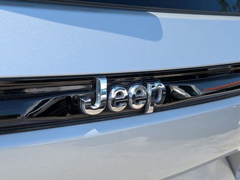 Certified 2024 Jeep Grand Cherokee Limited AWD/4WD image 17