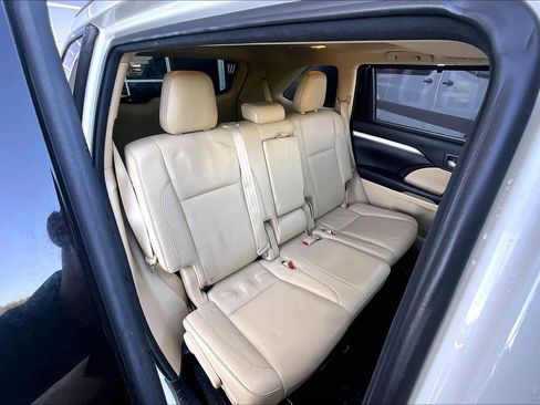Used 2016 Toyota Highlander XLE image 18
