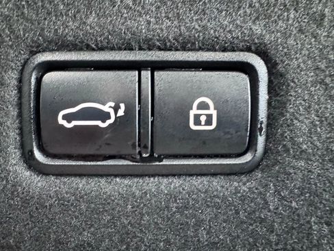 Used 2017 Genesis G90 3.3T Premium image 40