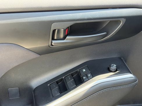 Used 2025 Toyota Highlander LE FWD image 6