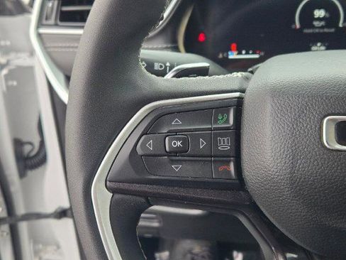 Used 2023 Jeep Grand Cherokee Altitude image 32