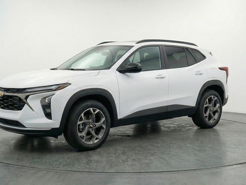 Used 2025 Chevrolet Trax LT w/ LT Convenience Package FWD image 3