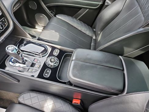 Used 2017 Bentley Bentayga AWD/4WD image 26
