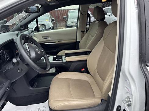 Certified 2024 Toyota Sienna Limited image 12