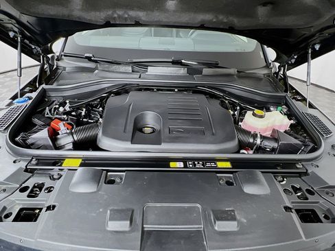 Used 2025 Land Rover Range Rover Sport SE image 32