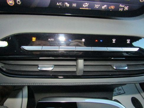 Used 2025 Buick Enclave Sport Touring AWD/4WD image 29