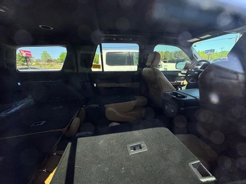Used 2023 Ford Expedition Platinum image 4
