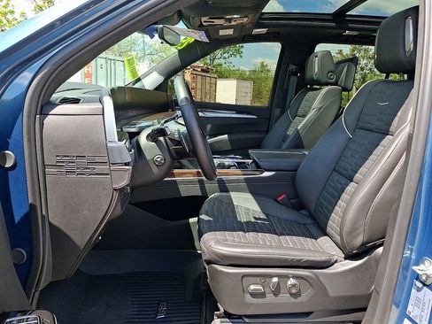 Used 2025 Cadillac Escalade Premium Luxury Platinum AWD/4WD image 15