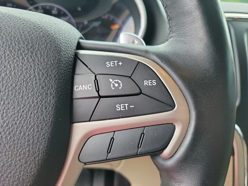 Used 2017 Jeep Grand Cherokee Laredo w/ Quick Order Package 23E AWD/4WD image 16