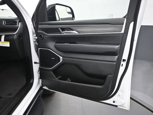 Used 2024 Jeep Wagoneer L Series II w/ Flexible Seating Group AWD/4WD image 22