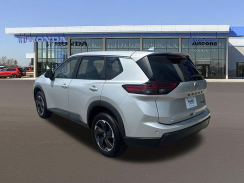 Used 2024 Nissan Rogue SV AWD/4WD image 3