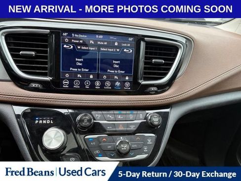 Used 2018 Chrysler Pacifica Limited w/ Tire & Wheel Group FWD image 14