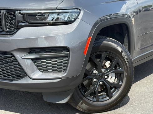 Used 2024 Jeep Grand Cherokee Altitude AWD/4WD image 5