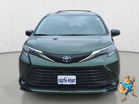 Used 2025 Toyota Sienna XLE FWD image 2