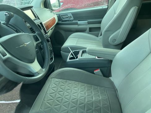 Used 2008 Chrysler Town & Country Touring image 25