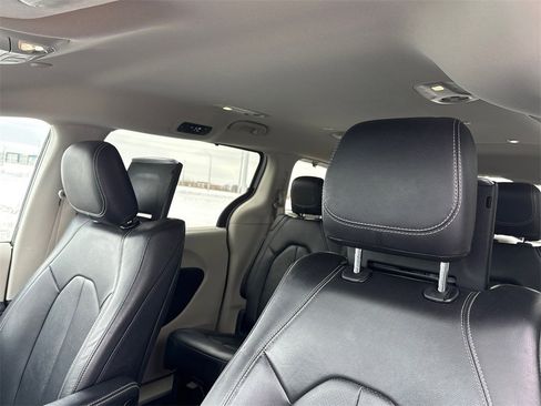 Used 2022 Chrysler Pacifica Touring-L w/ Uconnect Theater Family Group image 21