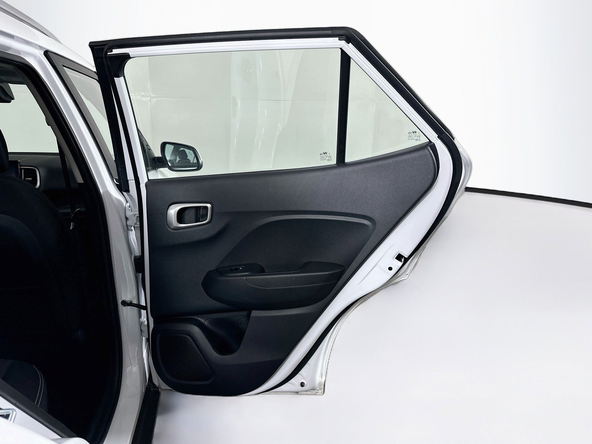 Used 2025 Hyundai Venue SEL FWD image 29