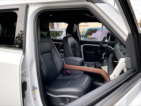 Used 2024 Land Rover Defender 110 S image 9