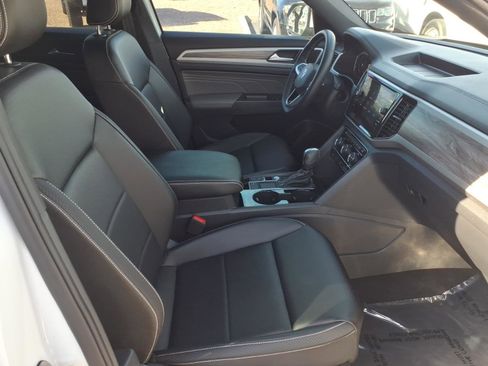 Certified 2022 Volkswagen Atlas Cross Sport SE w/ Black Wheel Package image 9