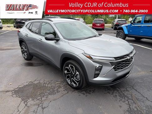 Used 2025 Chevrolet Trax RS w/ Driver Confidence Package FWD image 1