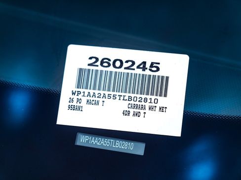 Certified 2026 Porsche Macan AWD/4WD image 30