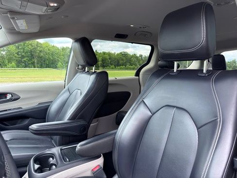 Used 2023 Chrysler Pacifica Touring-L FWD image 23