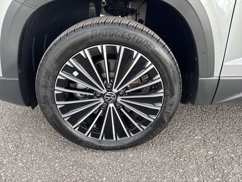 New 2026 Volkswagen Taos SE image 6