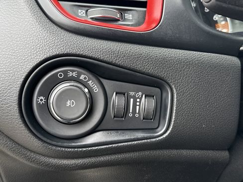 Used 2023 Jeep Renegade Trailhawk AWD/4WD image 40