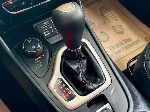 Used 2018 Jeep Cherokee Limited w/ Technology Group image 18