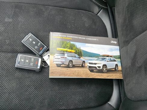 Used 2023 Jeep Grand Cherokee Altitude AWD/4WD image 13